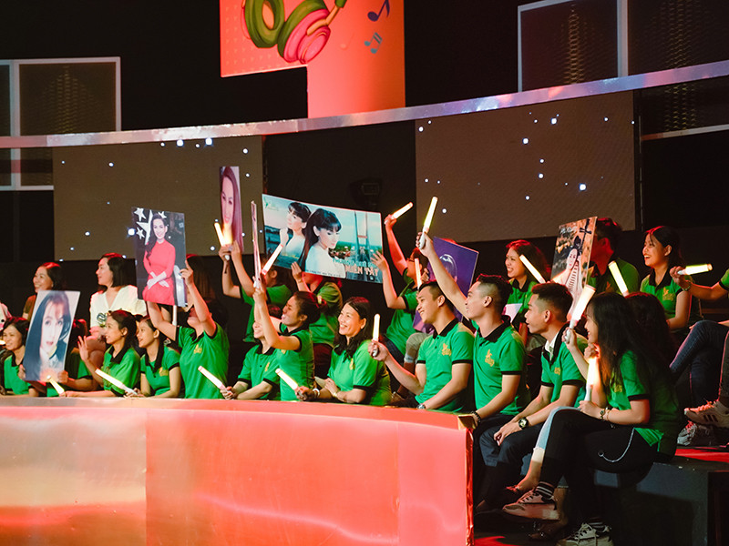 Hình ảnh fan hò reo khi Phi Nhung xuất hiện trên trường quay.