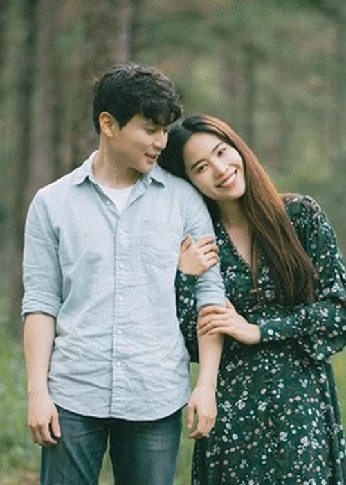 Nam Em cũng từng gây xôn xao khi tuyên bố hẹn hò Wook Suk - bạn diễn người Hàn Quốc của cô trong MV năm 2018.