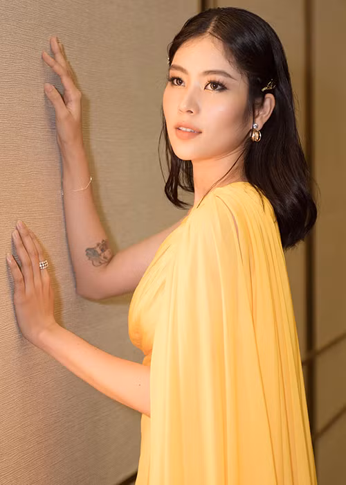 Khi đi Đà Lạt chơi, vị đại gia này muốn Nam Em thuộc về mình. Tuy nhiên, nàng hoa khôi không đồng ý. Vì vậy, cô bị người này mắng là "ký sinh trùng".