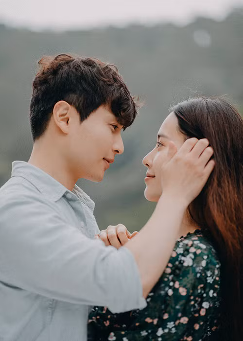 Nói về Wook Suk, Nam Em cho biết ở Wook Suk Jung có những tính cách mà các cô gái đều yêu mến: nhiệt tình, vui vẻ và ấm áp.