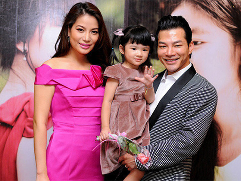 Là đả nữ giống Ngô Thanh Vân, Trương Ngọc Ánh từng qua một lần đò. Trước khi tan vỡ, cuộc hôn nhân của cô với diễn viên Trần Bảo Sơn được bao người ngưỡng mộ. Khi chia tay, Trương Ngọc Ánh và chồng cũ chọn ứng xử văn minh. Ảnh: Thời đại plus