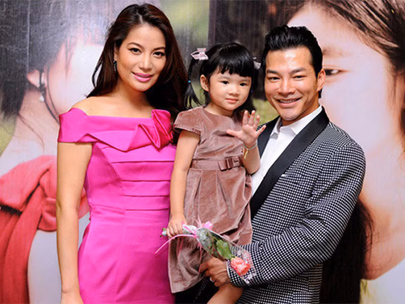 Là đả nữ giống Ngô Thanh Vân, Trương Ngọc Ánh từng qua một lần đò. Trước khi tan vỡ, cuộc hôn nhân của cô với diễn viên Trần Bảo Sơn được bao người ngưỡng mộ. Khi chia tay, Trương Ngọc Ánh và chồng cũ chọn ứng xử văn minh. Ảnh: Thời đại plus