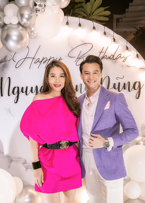 Tháng 8/2019, Trương Ngọc Ánh vướng tin đồn tình cảm với diễn viên Anh Dũng. Ngay lập tức, cô lên tiếng phủ nhận. Bà mẹ một con cho hay: "Anh Dũng là diễn viên thuộc công ty giải trí của tôi nên việc hai chị em thân thiết, hay đi chung cũng là bình thường".