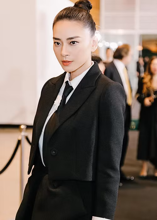 Trong những lần tâm sự về chuyện tình cảm, Ngô Thanh Vân hé lộ 2 mối tình. Nữ ca sĩ kể, năm 19 tuổi, cô có mối tình đầu tiên. Cả hai yêu chân thành. Người bạn trai đầu tiên của Ngô Thanh Vân đồng ý cho cô thử sức với nghệ thuật trong 8 năm trước khi kết hôn. Tuy nhiên, sau 5 năm chờ đợi, người này quyết định chia tay còn Ngô Thanh Vân tiếp tục theo đuổi nghệ thuật.