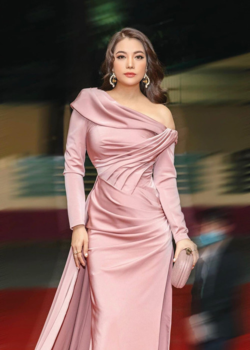 Trương Ngọc Ánh còn từng khen bạn trai là người bản lĩnh, từng trải, hiểu đối phương muốn gì và hỗ trợ về tinh thần rất lớn cho cô. Tuy nhiên, nữ diễn viên chia tay người yêu giấu mặt sau 2 năm bên nhau.