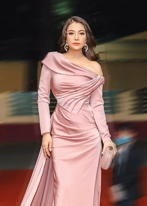 Trương Ngọc Ánh còn từng khen bạn trai là người bản lĩnh, từng trải, hiểu đối phương muốn gì và hỗ trợ về tinh thần rất lớn cho cô. Tuy nhiên, nữ diễn viên chia tay người yêu giấu mặt sau 2 năm bên nhau.