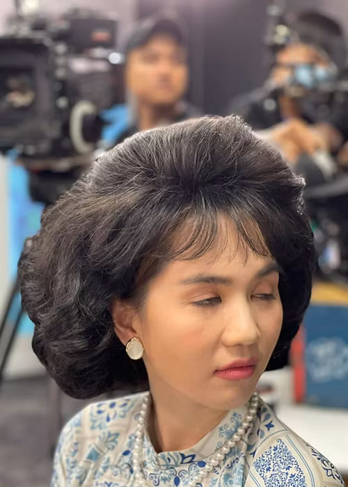 Đóng chung phim với Ngọc Trinh, Huy Khánh chia sẻ một số hình ảnh dìm hàng đàn em.