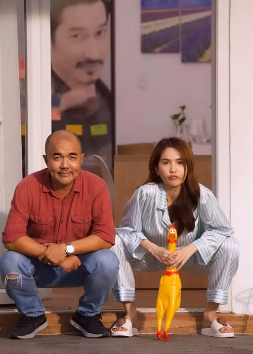 Trên trang cá nhân, Ngọc Trinh đăng tải một số hình ảnh hài hước ở hậu trường đóng phim mới.