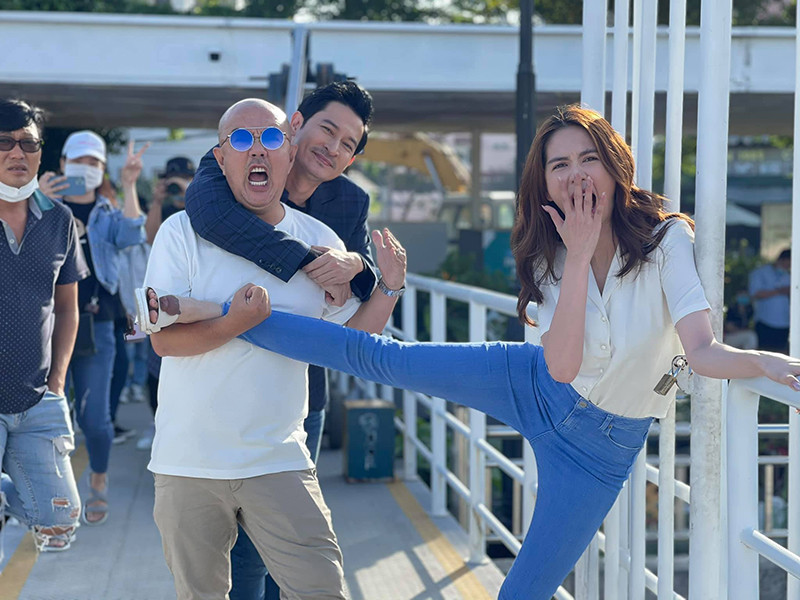 Hình ảnh chân dài gốc Trà Vinh nhí nhảnh bên Quốc Thuận và Huy Khánh.