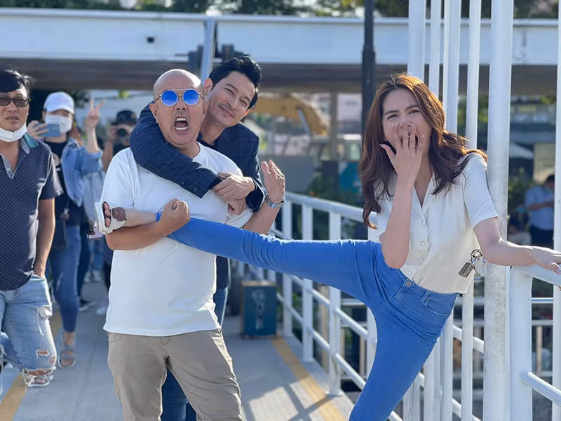 Hình ảnh chân dài gốc Trà Vinh nhí nhảnh bên Quốc Thuận và Huy Khánh.