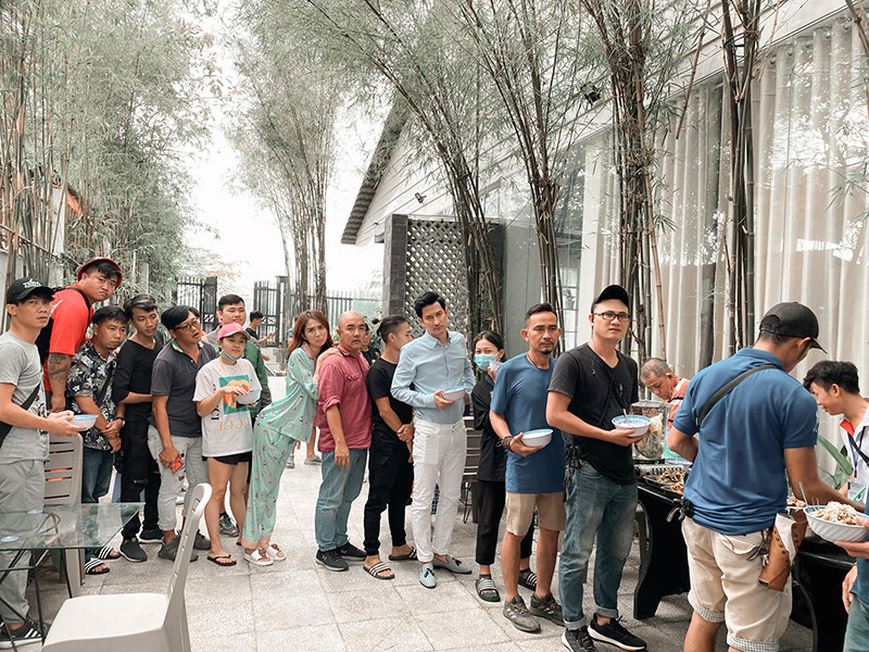 Ngọc Trinh làm mặt xấu khi đứng xếp hàng chờ cơm đoàn làm phim.