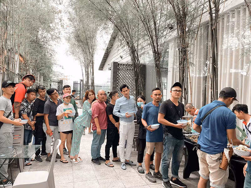 Ngọc Trinh làm mặt xấu khi đứng xếp hàng chờ cơm đoàn làm phim.