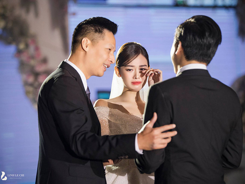 Trong khoảnh khắc bên bố và chồng trên lễ đường, Tường San bật khóc. Ảnh: Lê Chí Linh