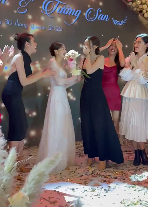 Tiểu Vy bắt được hoa cưới của Tường San sau đó dúi vào tay của Đỗ Mỹ Linh. Ảnh: VTV