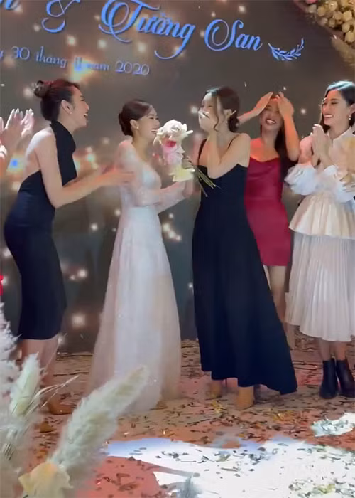 Tiểu Vy bắt được hoa cưới của Tường San sau đó dúi vào tay của Đỗ Mỹ Linh. Ảnh: VTV