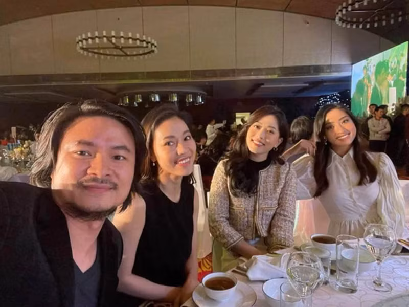 Vợ chồng đạo diễn Hoàng Nhật Nam dự hôn lễ của Tường San. Ảnh: Vietnamnet