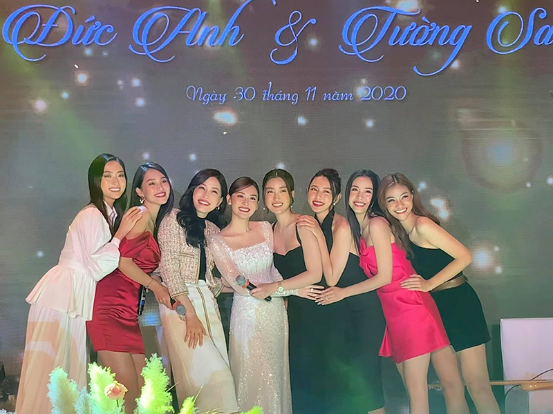 Mỹ Linh viết: "Chúc mừng ngày vui của bé Tường San. Đám cưới gì như cổ tích, cô dâu chú rể đẹp như công chúa hoàng tử. Chúc em bé cả một đời hạnh phúc. Các chị em vui quá hả, lâu lâu mới được đi đám cưới".