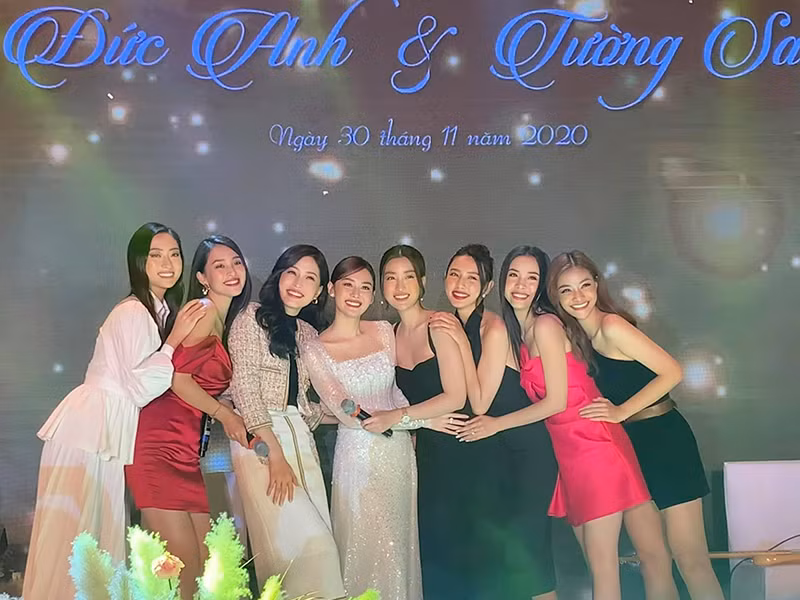 Mỹ Linh viết: "Chúc mừng ngày vui của bé Tường San. Đám cưới gì như cổ tích, cô dâu chú rể đẹp như công chúa hoàng tử. Chúc em bé cả một đời hạnh phúc. Các chị em vui quá hả, lâu lâu mới được đi đám cưới".