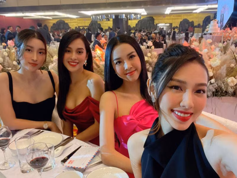 Á hậu Thúy An (thứ hai bên phải) dự đám cưới của Tường San. Sắp tới, cô cũng lên xe hoa. Ảnh: Vietnamnet