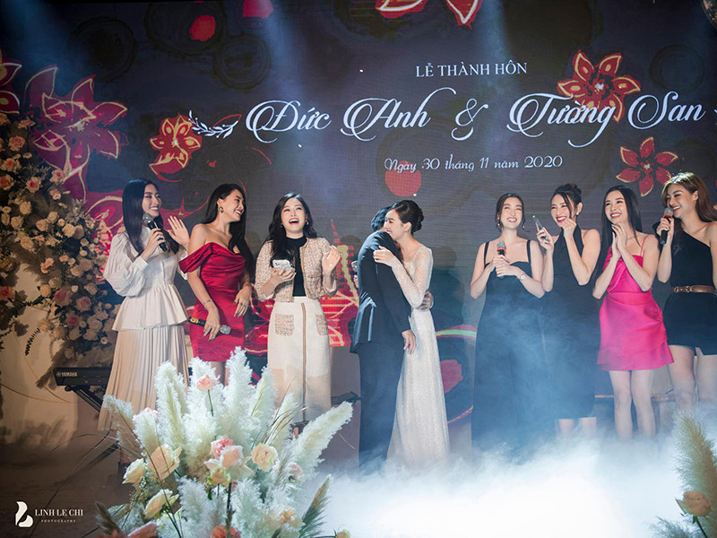 Khoảnh khắc tình tứ hiếm hoi của Tường San bên chồng hơn 9 tuổi trong đám cưới được công khai. Ảnh: Lê Chí Linh