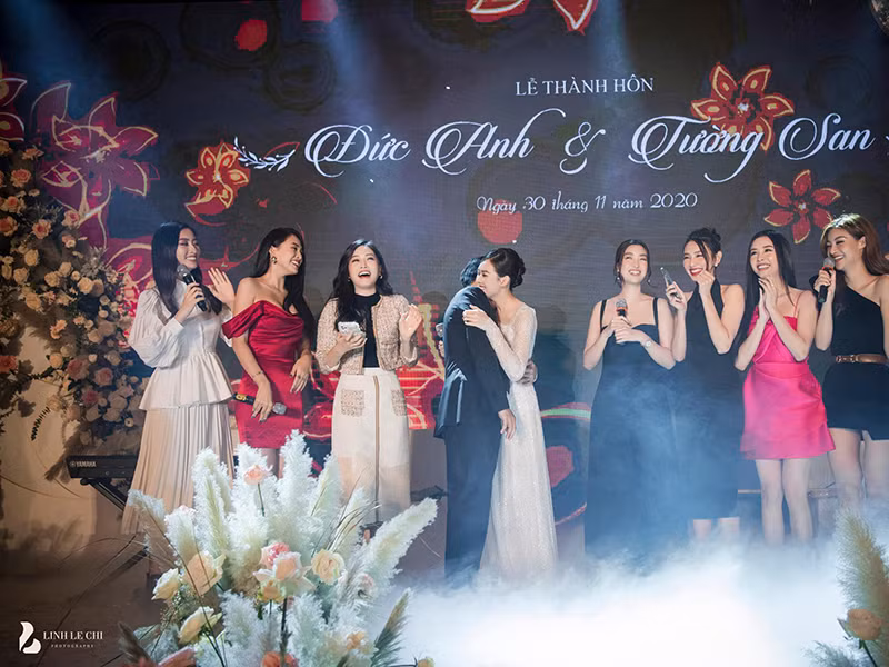 Khoảnh khắc tình tứ hiếm hoi của Tường San bên chồng hơn 9 tuổi trong đám cưới được công khai. Ảnh: Lê Chí Linh