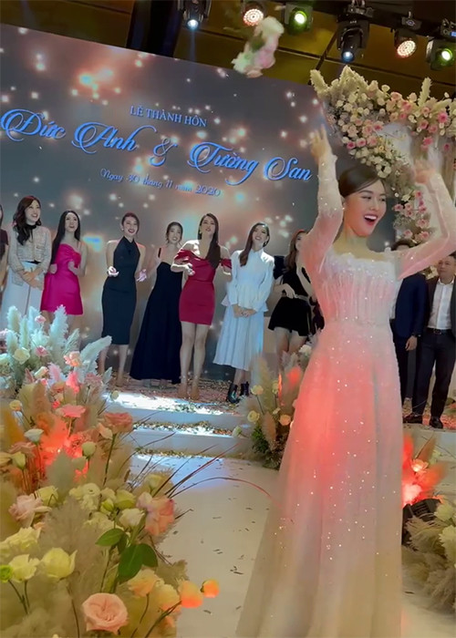 Tâm điểm của đám cưới còn là màn tung hoa của cô dâu dành cho hội chị em là hoa hậu, á hậu. Ảnh: VTV