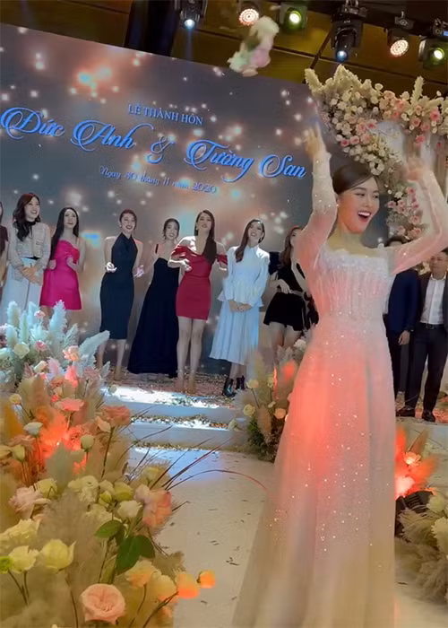 Tâm điểm của đám cưới còn là màn tung hoa của cô dâu dành cho hội chị em là hoa hậu, á hậu. Ảnh: VTV