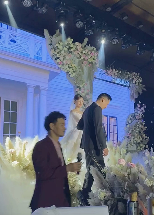 Nghệ sĩ Xuân Bắc là MC của hôn lễ. Ảnh: Đất Việt