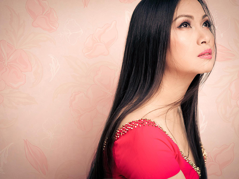 Mới đây, nữ ca sĩ Hà Phương viếng tặng đám tang nghệ sĩ Chí Tài 50.000 USD. Số tiền sẽ được dùng cho việc từ thiện. Khi nghệ sĩ Chí Tài qua đời, nữ ca sĩ vô cùng thương tiếc. Cô nhớ lại buổi song ca cách đây 20 năm và có liên quan đến ông xã của Hà Phương - doanh nhân Chính Chu.