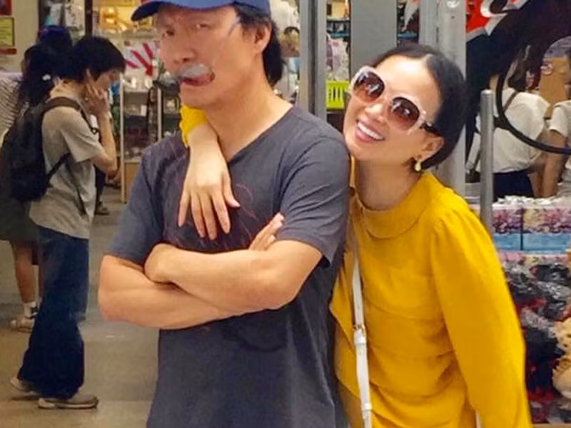 Khoảnh khắc nữ ca sĩ nở nụ cười hạnh phúc trong khi ông xã của cô dường như không thích chụp ảnh.