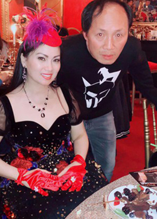 Hà Phương quen chồng tỷ phú khi lưu diễn ở Mỹ. Lần đầu gặp, nữ ca sĩ ấn tượng với việc chồng không rành tiếng Việt nhưng chịu khó nói chuyện. Quen được 3 tháng, Hà Phương được doanh nhân Chính Chu ngỏ lời yêu.