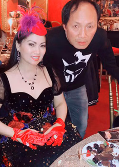 Hà Phương quen chồng tỷ phú khi lưu diễn ở Mỹ. Lần đầu gặp, nữ ca sĩ ấn tượng với việc chồng không rành tiếng Việt nhưng chịu khó nói chuyện. Quen được 3 tháng, Hà Phương được doanh nhân Chính Chu ngỏ lời yêu.