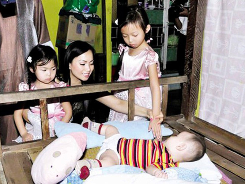 Hà Phương từng chia sẻ bé Diana và Angelina rất ngoan, hiểu chuyện. Nữ ca sĩ thường dẫn các con cùng đi làm từ thiện để các bé học được cách yêu thương và chia sẻ cùng mọi người xung quanh. Ảnh: Gia đình xã hội