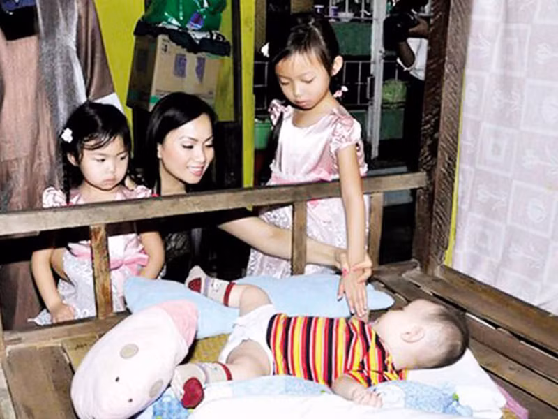 Hà Phương từng chia sẻ bé Diana và Angelina rất ngoan, hiểu chuyện. Nữ ca sĩ thường dẫn các con cùng đi làm từ thiện để các bé học được cách yêu thương và chia sẻ cùng mọi người xung quanh. Ảnh: Gia đình xã hội