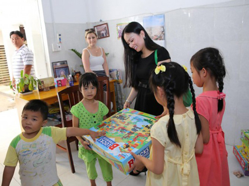 Theo lời Hà Phương, bé Angelina giỏi về môn thể dục nhào lộn trong khi đó bé Diana đam mê hội họa và có năng khiếu về nghệ thuật, từng biểu diễn ca khúc, đoạn piano do chính bé sáng tác. Ảnh: Thể thao văn hóa