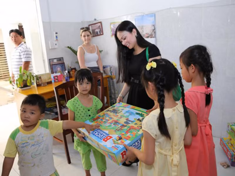 Theo lời Hà Phương, bé Angelina giỏi về môn thể dục nhào lộn trong khi đó bé Diana đam mê hội họa và có năng khiếu về nghệ thuật, từng biểu diễn ca khúc, đoạn piano do chính bé sáng tác. Ảnh: Thể thao văn hóa