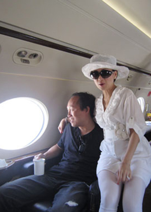 Hà Phương kết hôn với tỷ phú Chính Chu vào năm 2002. Sau đó, cô bận rộn với việc điều hành quỹ từ thiện mang tên mình và chăm sóc gia đình. Ảnh: Pose