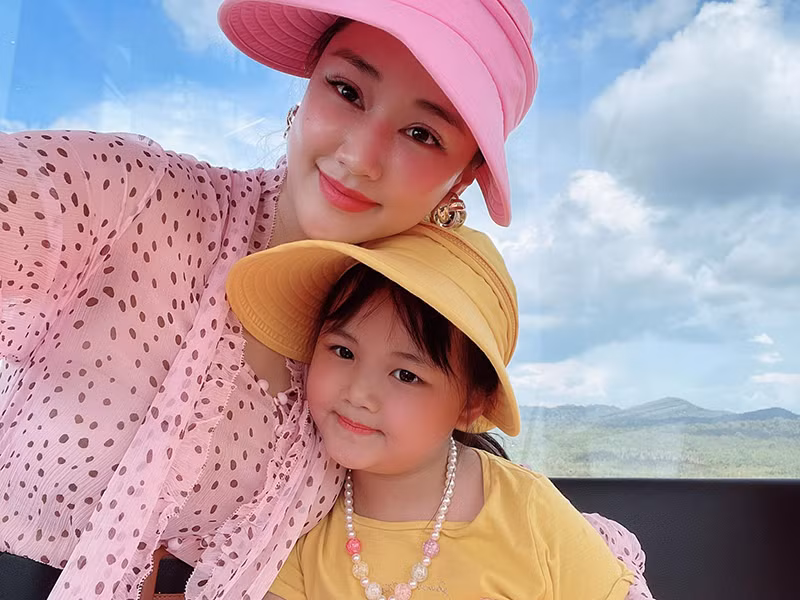 Maya làm mẹ đơn thân trong những năm qua. Về bố của con gái, nữ ca sĩ giữ kín danh tính và hình ảnh.