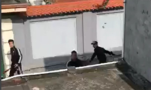 Hang chuc con do xam tro di 5 oto mang theo hung khi dai nao vung que