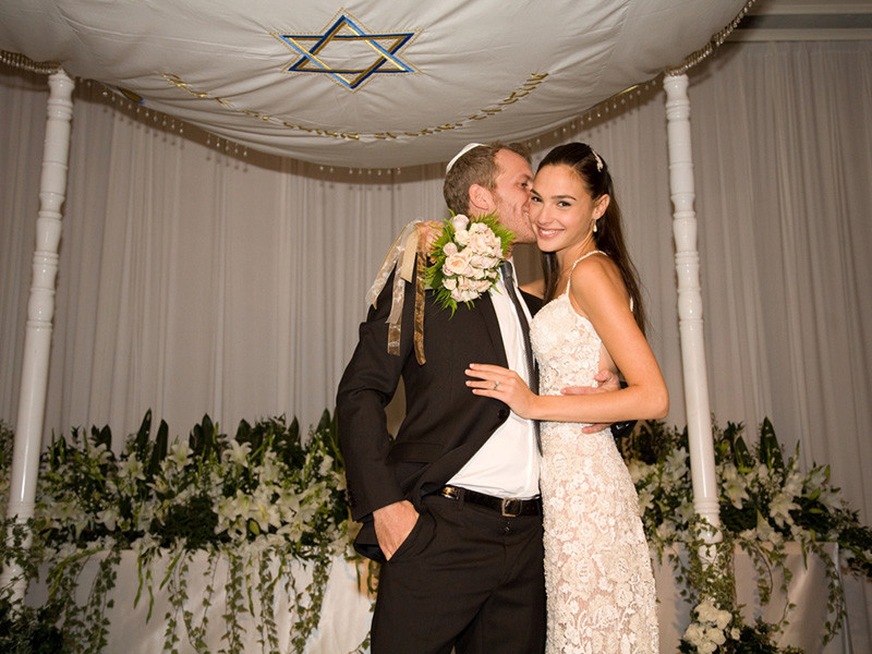 Năm 2016, kỷ niệm 10 năm bên nhau, ông xã của nữ chính phim "Wonder Woman 1984" viết lời ngọt ngào dành cho vợ: “10 năm đã trôi qua, nhưng vẫn như là ngày hôm qua chúng ta lần đầu gặp mặt. Trái tim của anh sẽ mãi đập mạnh như tình yêu của chúng ta”.