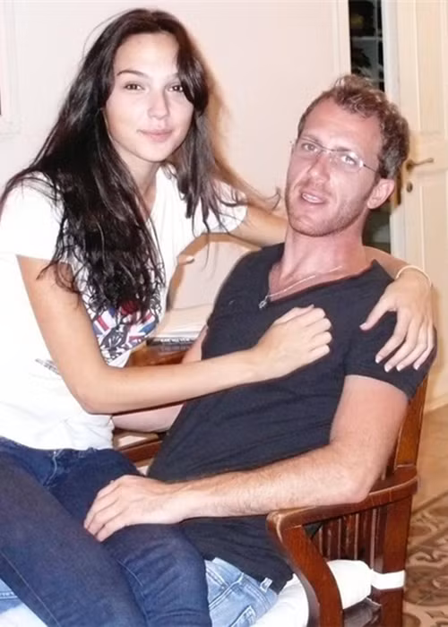 Cặp đôi tình cờ gặp nhau ở phòng tập yoga trên sa mạc.