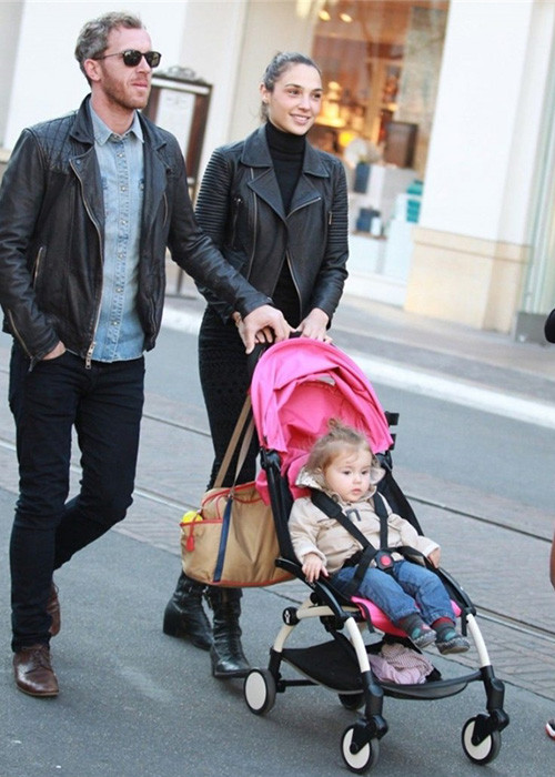 Theo Daily Mail, chồng và hai con của Gal Gadot cũng đóng phim "Wonder Woman 1984".