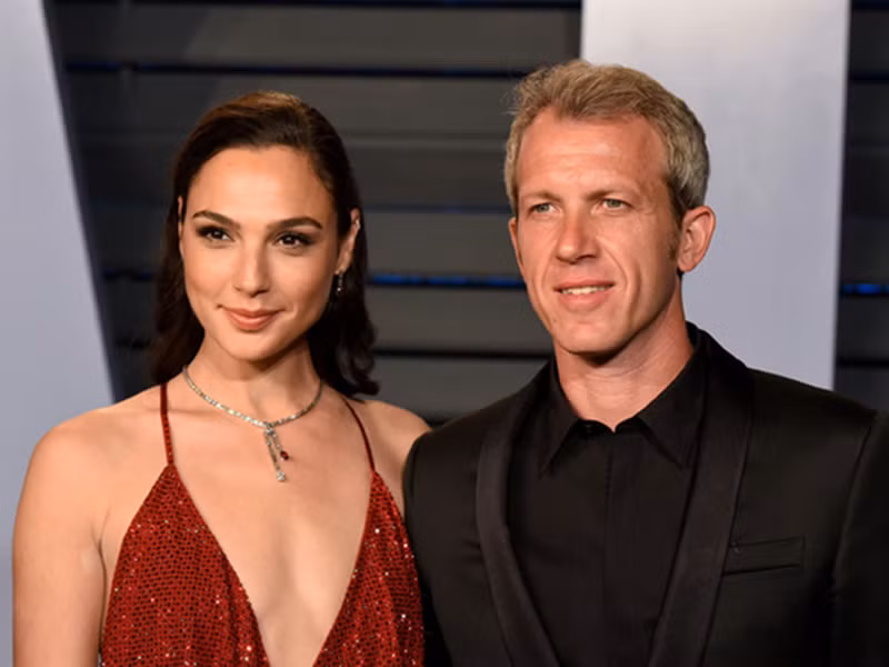 Vợ chồng Gal Gadot thường xuyên sánh đôi tình tứ tại các sự kiện.