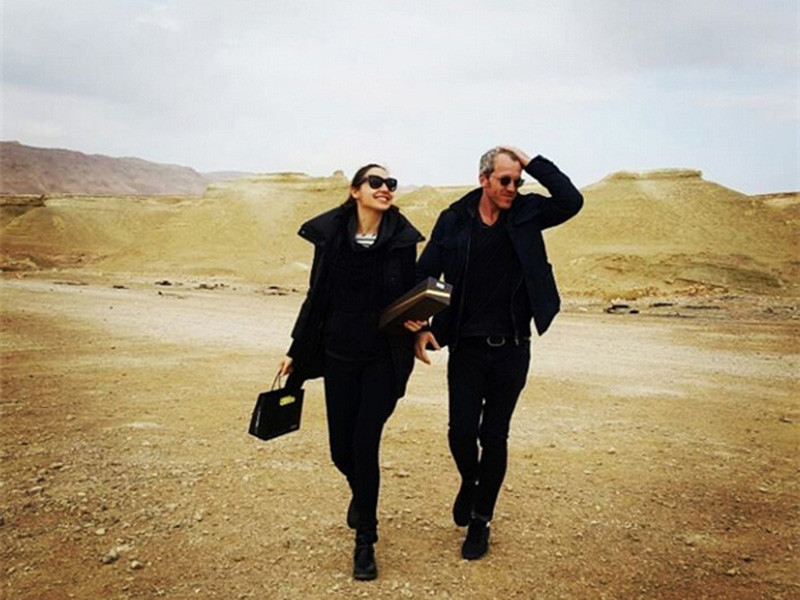 Ông xã của Gal Gadot muốn kết hôn với cô ngay từ những ngày đầu tiên hai người yêu nhau nhưng đến 2 năm sau anh mới cầu hôn.