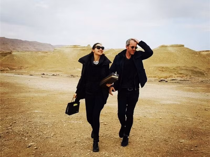 Ông xã của Gal Gadot muốn kết hôn với cô ngay từ những ngày đầu tiên hai người yêu nhau nhưng đến 2 năm sau anh mới cầu hôn.