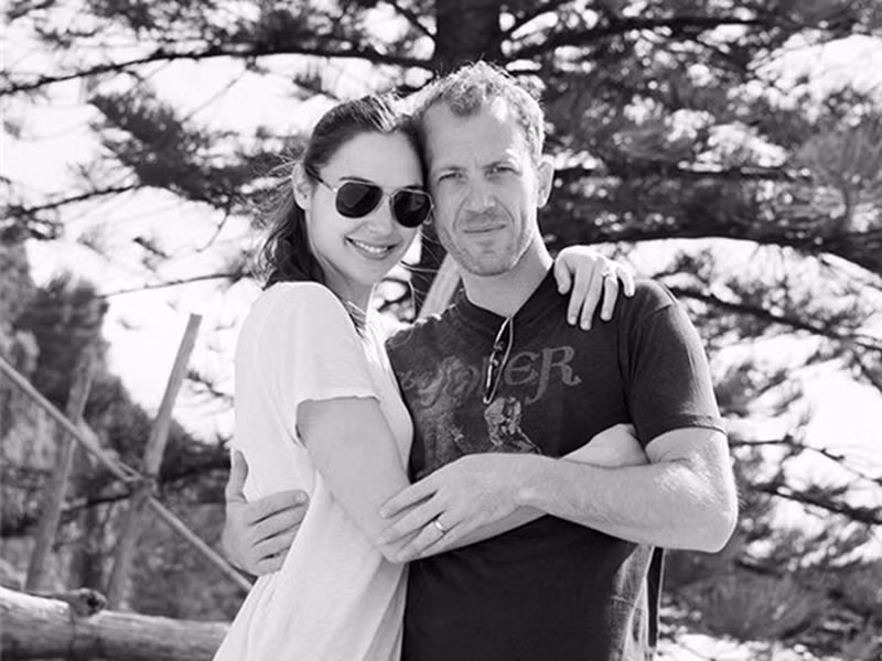 Yaron Versano luôn tôn thờ và đánh giá cao ý tưởng của Gal Gadot trong công việc. Chính vì thế, nam doanh nhân không bao giờ phàn nàn lịch trình bận rộn của vợ.