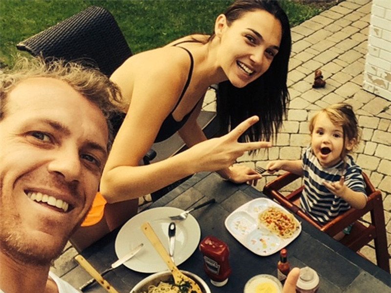 Chồng và con của Gal Gadot sẽ có mặt ở phân đoạn có nhiều hình ảnh liên quan tới mùa Giáng sinh.