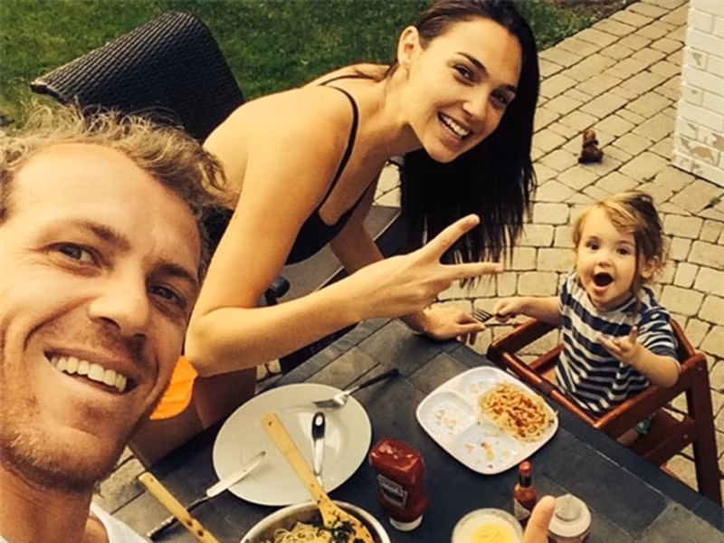 Chồng và con của Gal Gadot sẽ có mặt ở phân đoạn có nhiều hình ảnh liên quan tới mùa Giáng sinh.