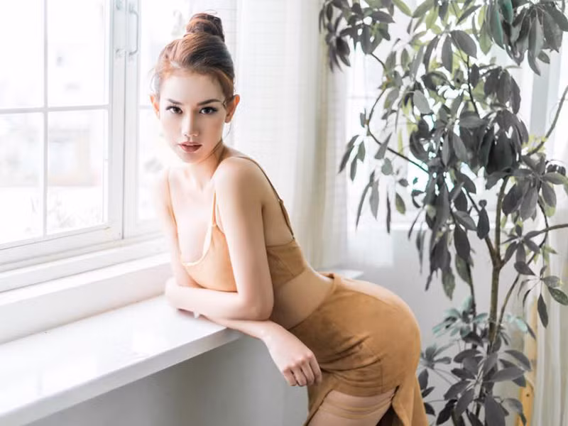 Khó rời mắt khỏi vóc dáng gợi cảm của nữ MC sinh năm 1990.