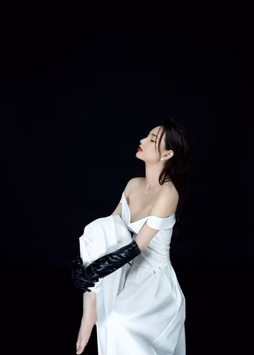 Bà mẹ một con thường xuyên mặc hở bạo trong các bộ ảnh.